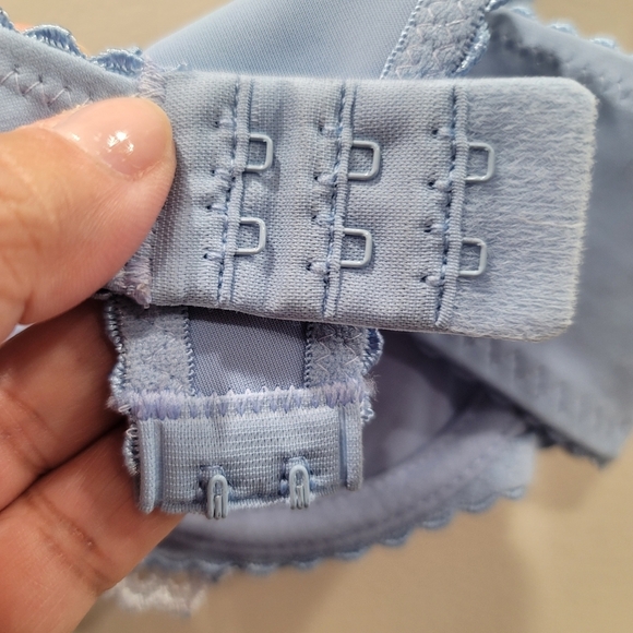 Chantelle Lace Underwire Bra - 34B US - Picture 3 of 6